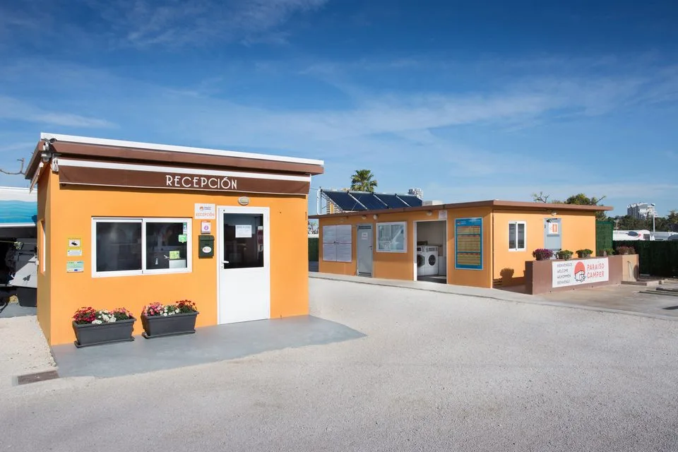 Entrada y recepción de Paraíso Camper Área, en Calpe
