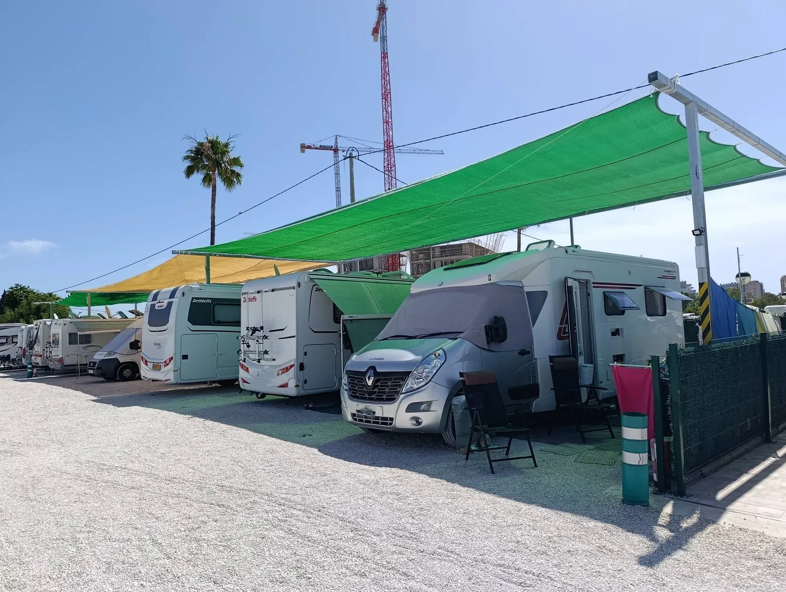 Parcelas con toldos de sombra para autocaravanas en Paraíso Camper