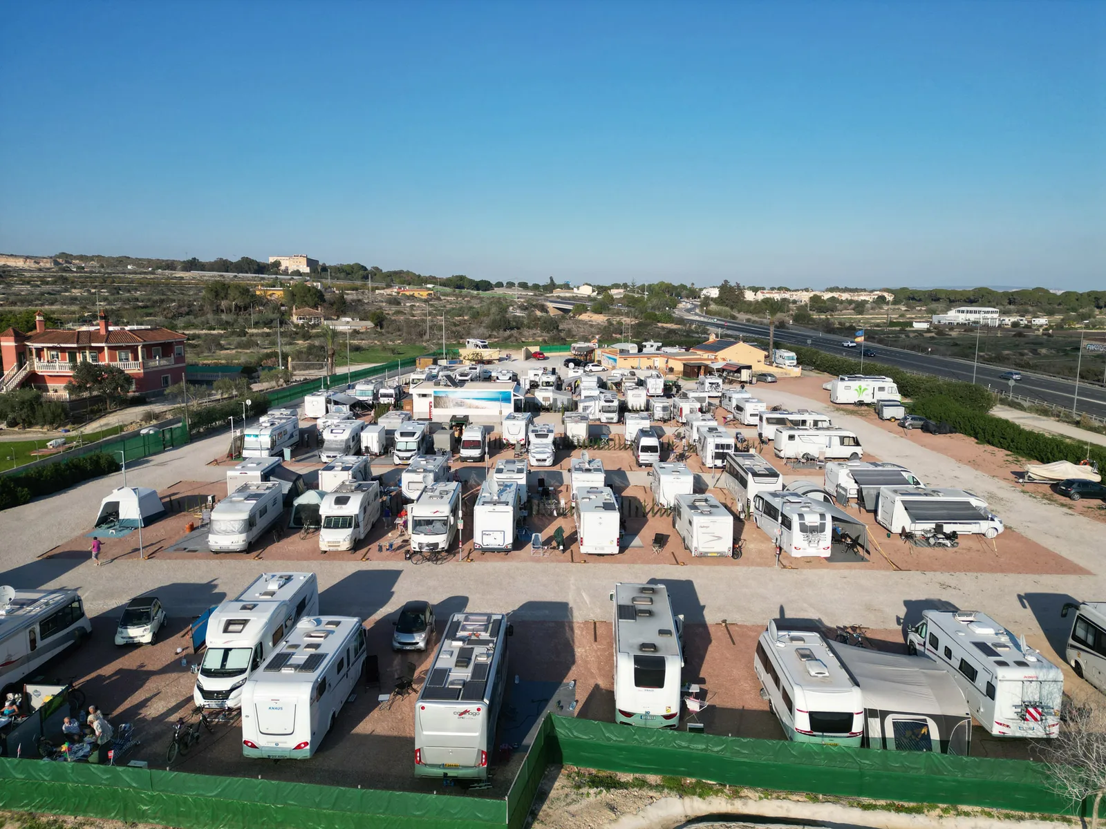 Vista aérea de Dunas y Mar Camper Park en San Fulgencio, con las parcelas ocupadas por autocaravanas y el entorno de la vega