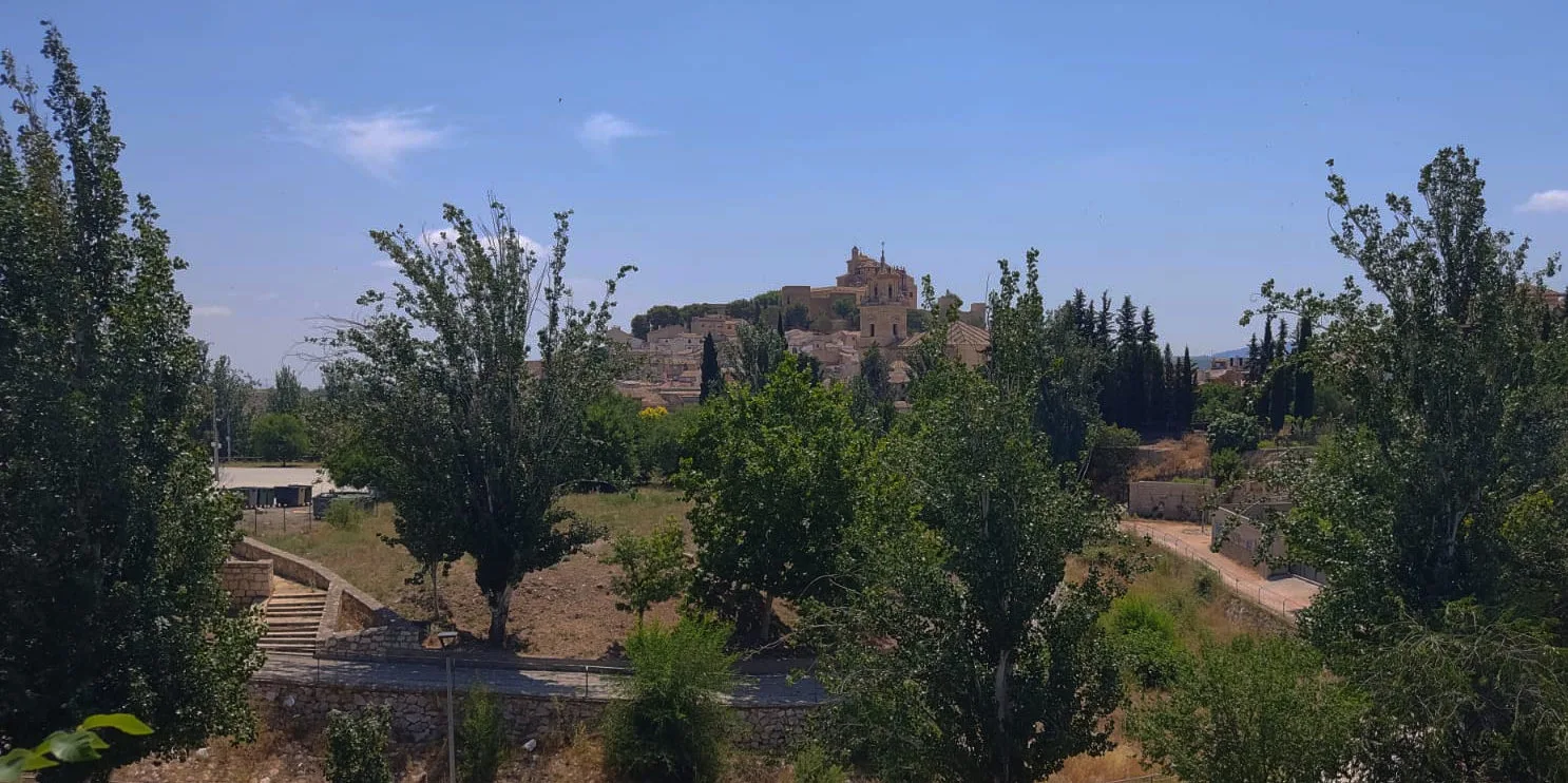 Vistas del casco antiguo de Caravaca de la Cruz y el Santuario de la Vera Cruz desde el área de autocaravanas