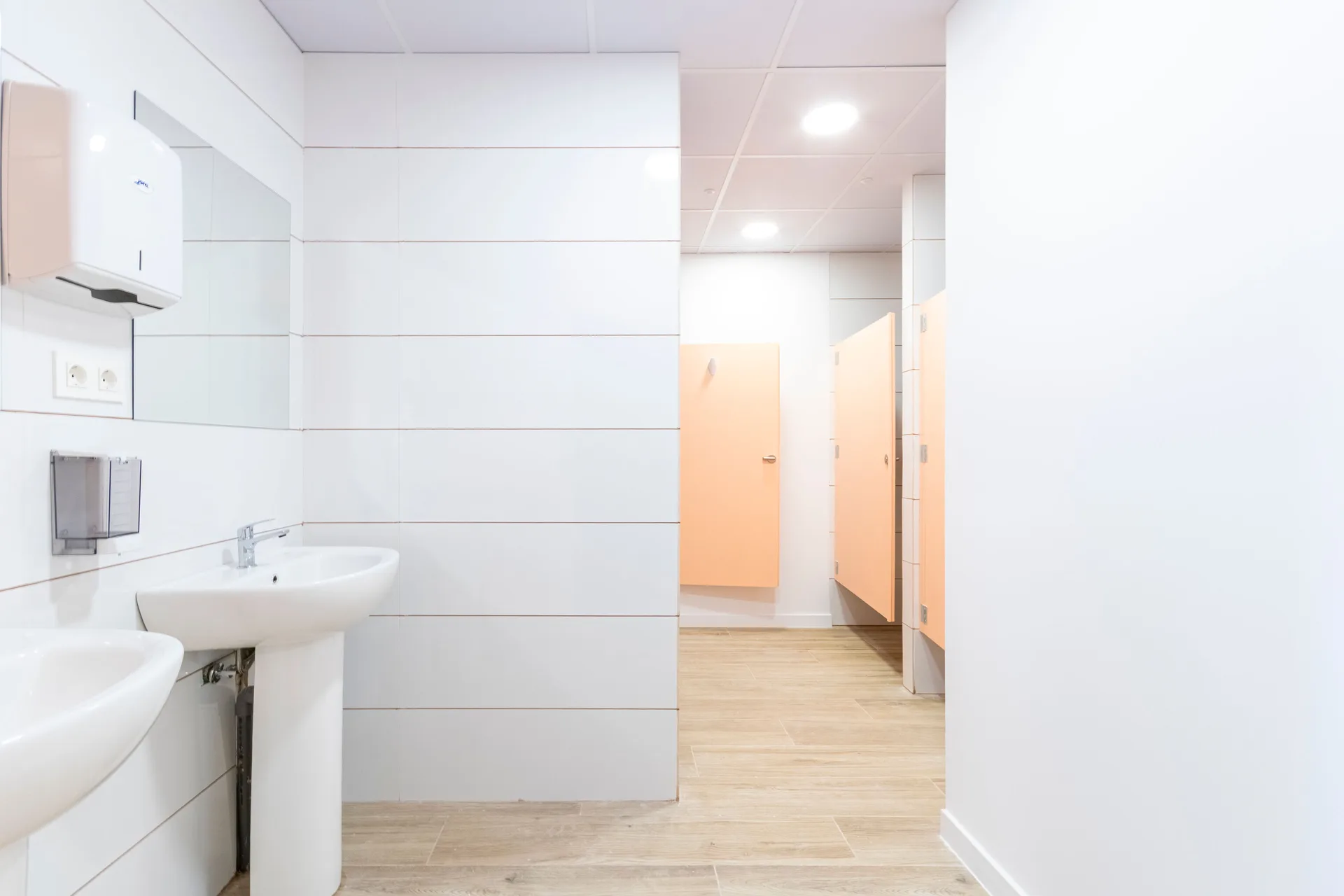 Interior de aseos/baños de la instalación, con lavabos y cabinas.