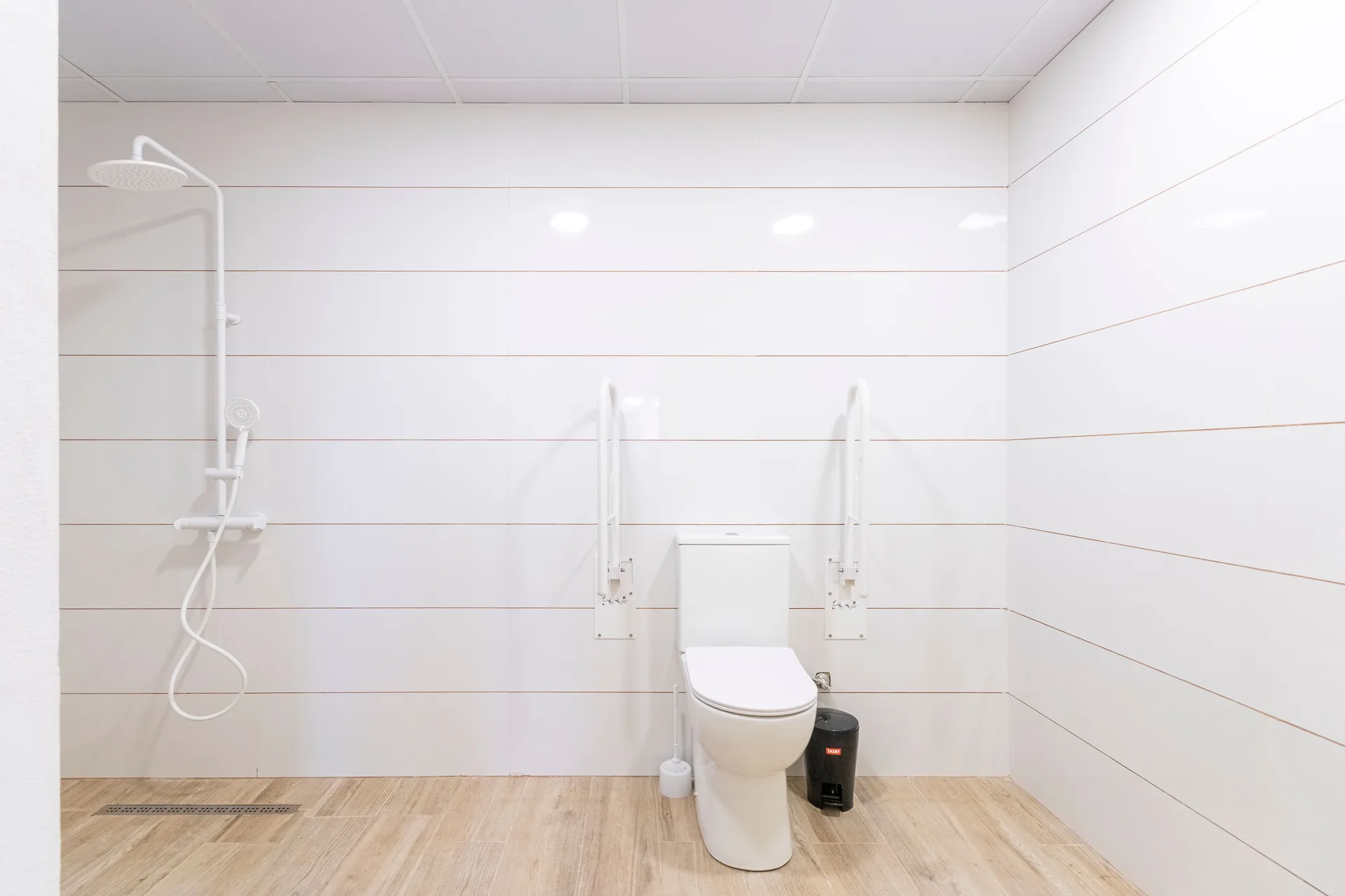 Aseo/baño interior con ducha y WC, limpio y bien iluminado.