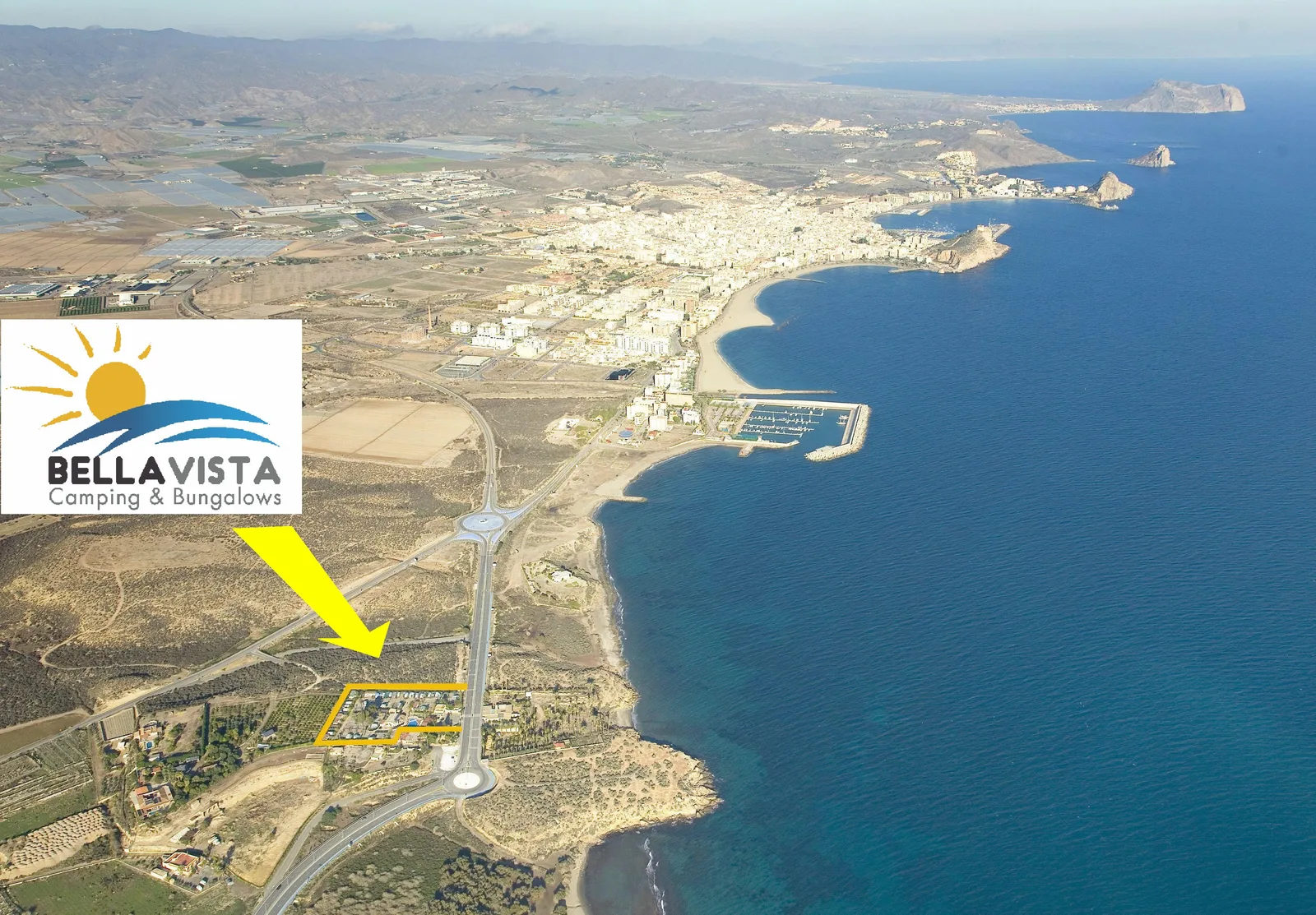 Vista aérea de situación del Camping Bellavista, con el recinto del camping marcado junto a la carretera de Vera y la costa de Águilas al fondo