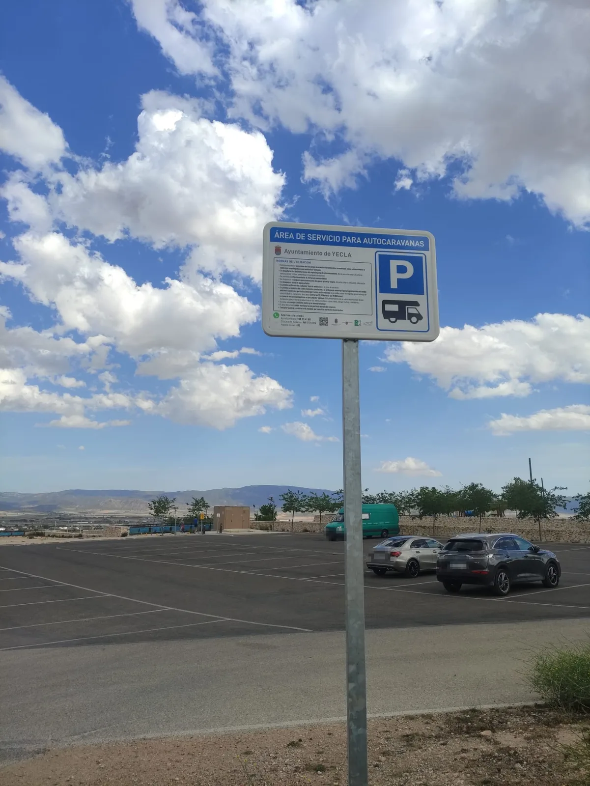Cartel oficial del Ayuntamiento de Yecla con las normas del área de autocaravanas y la zona de aparcamiento