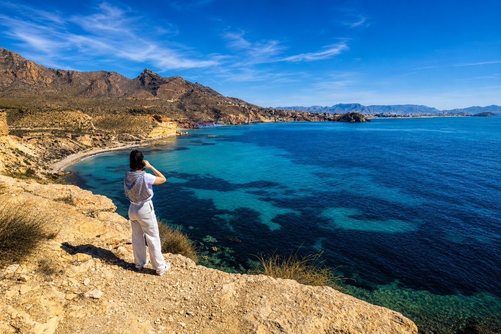 Vista de una cala turquesa y montañas áridas en la costa de Murcia